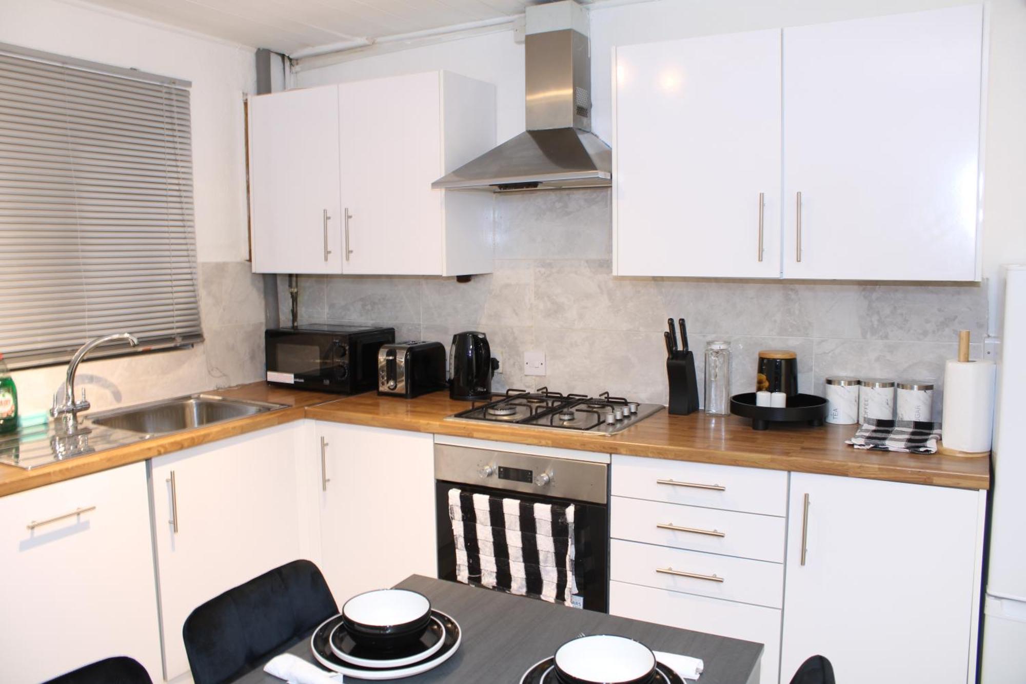 F2S Serviced Apartments 2Bedroom Terrace House With Free Wifi Netflix Suitable For Contractors Walking Distance To Train Station Derby Ngoại thất bức ảnh